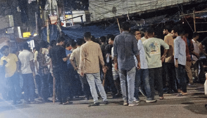নিউমার্কেটে ফুটপাতের দোকান নিয়ে যুবদল-ছাত্রদল সংঘর্ষ, আহত ১৪